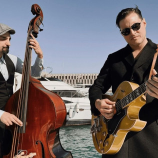 Salida en Goleta al Atardecer con Música en Vivo por la Costa de Barcelona (Barcelona)