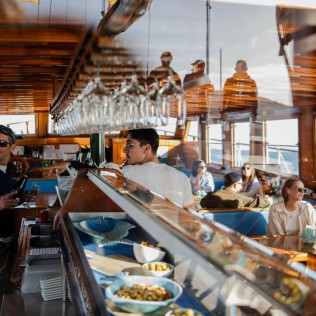 Salida en Goleta por la Costa de Barcelona con Tapa y Bebida (Barcelona)
