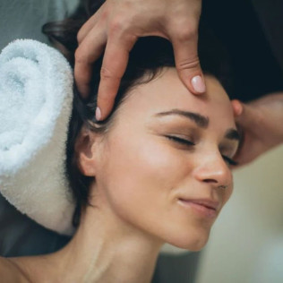 Ritual Serenidad con Exfoliación, Tratamiento y Masaje Facial en KMS Head Spa (Perpiñán, Francia)