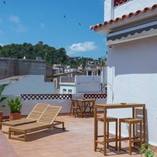 Escapada de 1 o 2 Noches con Desayuno en Hostal Boutique Sa Nansa (Tossa de Mar, Girona)