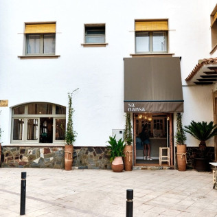 Escapada de 1 o 2 Noches con Desayuno en Hostal Boutique Sa Nansa (Tossa de Mar, Girona)