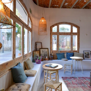 Escapada de 1 o 2 Noches con Desayuno en Hostal Boutique Sa Nansa (Tossa de Mar, Girona)