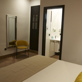 Escapada con Desayuno en Habitación Superior o Deluxe en Hostal Santa (El Rocío, Huelva)