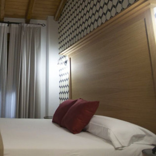 Escapada con Desayuno en Habitación Superior o Deluxe en Hostal Santa (El Rocío, Huelva)
