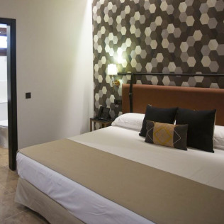 Escapada con Desayuno en Habitación Superior o Deluxe en Hostal Santa (El Rocío, Huelva)