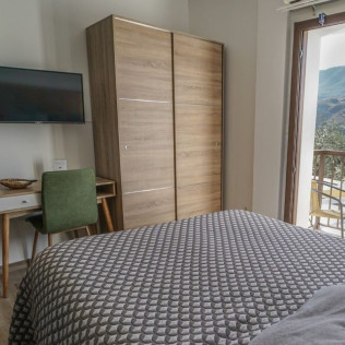Escapada Gastronómica Sin Gluten de 2 Noches con Desayuno, Cena y Pack de Productos en Hostal Rural Los Naranjos (Granada)