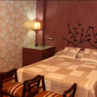 Escapada Rural con Desayuno en Hostal Los Oteros y Visita a Bodega Pardevalles con Cata de Vinos para dos (León)