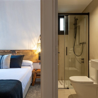 Escapada de 1 o 2 Noches con Desayuno en Hostal Boutique Es Menut (Tossa de Mar, Girona)
