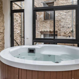 Escapada con Desayuno y Jacuzzi Privado en ABBI Suites Casa Rural, Suites & Spa (Bocairent, Valencia)