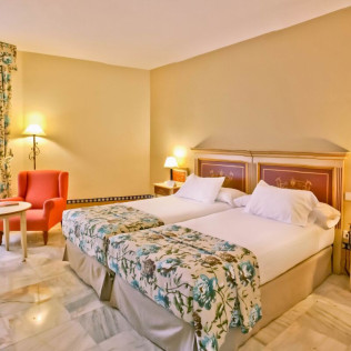Escapada con almuerzo o cena en Hotel Alcázar de la Reina 4* (Carmona, Sevilla)