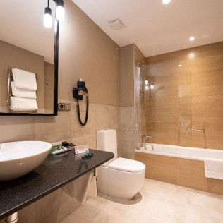 Escapada Relax con Acceso Exclusivo a la Zona Wellness en Hotel Avenida Coruña (A Coruña) 