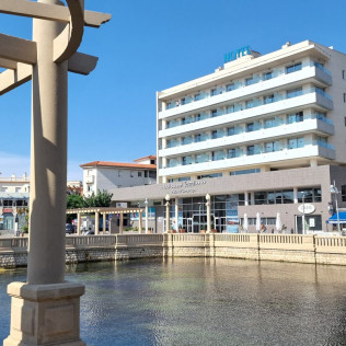 Escapada de 2 Noches con Comida o Cena, Piscina Termal y Terma Romana en Hotel Balneario Playa de Coma-Ruga 4* (Tarragona)