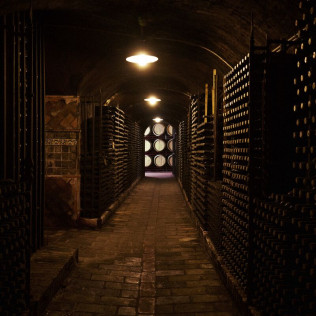 Escapada con Desayuno en La Casa del Cofrade y Visita a Bodegas Vinícola Real con Cata de Vinos (Albelda de Iregua, La Rioja)