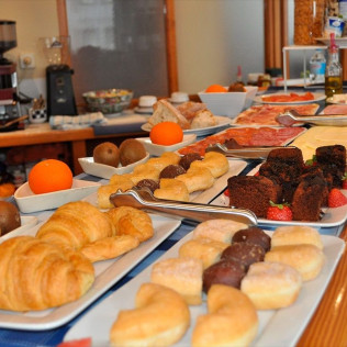 Escapada con Desayuno en Hotel Panadeiramar y Visita a Bodega Lagar de Besada con Cata de Vinos (Pontevedra)