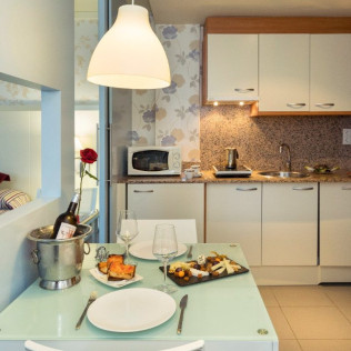 Escapada Romántica con Cava, Bombones y Rosa en Hotel Spa Cap de Creus (Port de la Selva, Girona)