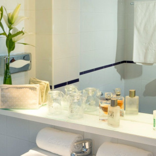 Escapada Romántica con Cava, Bombones y Rosa en Hotel Spa Cap de Creus (Port de la Selva, Girona)