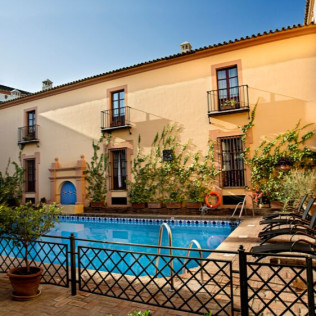 Escapada de 2 Noches en Hotel Alcázar de la Reina 4*, Visita a la Destilería Puerto de Indias y Visita a Carmona (Sevilla)
