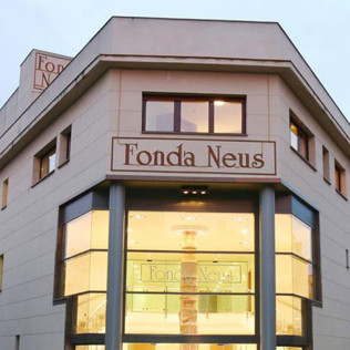 Escapada con Desayuno en Hotel Fonda Neus y Visita a Celler Vell con Cata de Cava y Aperitivo para dos (Sant Sadurní d'Anoia, Barcelona)