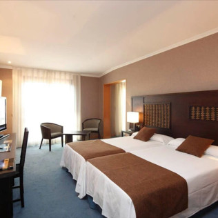Escapada con Desayuno en Hotel Spa Congreso 4* (Teo - Santiago de Compostela, A Coruña)