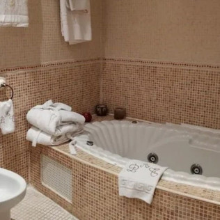 Escapada con Encanto: Hotel con Bañera de Hidromasaje y Cena para dos 3* (Guadalajara)