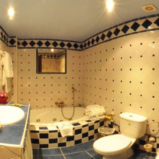 Escapada con Encanto: Hotel con Bañera de Hidromasaje y Cena para dos 3* (Guadalajara)