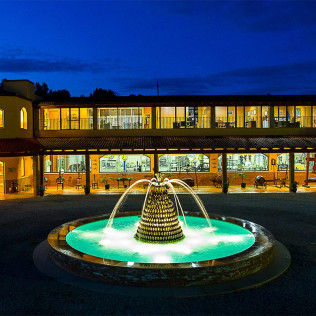 Escapada en Hotel Fonda Neus y Visita a Celler Kripta con Cata para dos (Sant Sadurní d’Anoia, Barcelona)