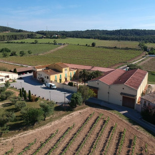 Escapada con Desayuno en Hotel Fonda Neus y Visita a Celler Parató con Cata y Botella para dos (Barcelona)
