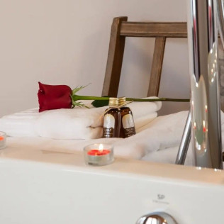 Escapada con Desayuno, Bañera y Opción a Masaje en Hotel La Freixera 4* (Solsona, Lleida)