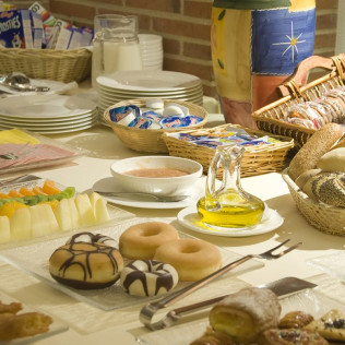 Escapada con Desayuno en Hotel AR Los Arcos 4* (Segovia)