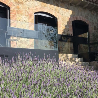 Noche entre Viñas: Alojamiento con Bañera Redonda en Masia Serra (Cantallops, Girona)