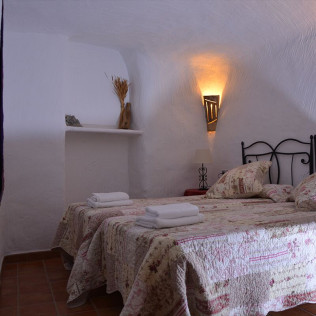 Escapada de 1 o 2 Noches con Desayuno en Vivienda Turística Casas Cueva el Mirador de Orce (Orce, Granada)