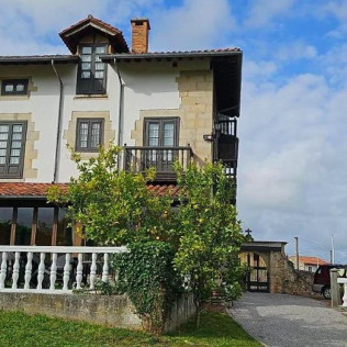 Escapada de 1 ó 2 Noches con Desayuno y Botella de Cava en Hotel Palacio La Casona de Cerrazo (Cerrazo, Cantabria)