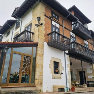 Escapada de 1 ó 2 Noches con Desayuno y Botella de Cava en Hotel Palacio La Casona de Cerrazo (Cerrazo, Cantabria)