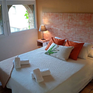 Escapada de 2 Noches con Desayuno en El Cau del Papibou (Peratallada, Girona)