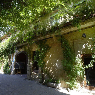 Escapada de 2 Noches con Desayuno en El Cau del Papibou (Peratallada, Girona)