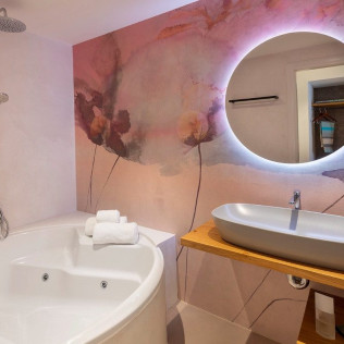 Escapada Romántica con Jacuzzi, Bañera, Cava, Bombones y Rosa en Hotel Spa Porto Cristo 4* (Port de la Selva, Girona)