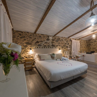 Escapada con Jacuzzi Privado y Comida o Cena en Casa das Fiadeiras o A Casa de Anxo e Samu (Muxía, A Coruña)