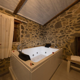 Escapada con Jacuzzi Privado y Comida o Cena en Casa das Fiadeiras o A Casa de Anxo e Samu (Muxía, A Coruña)
