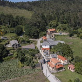 Escapada con Jacuzzi Privado y Comida o Cena en Casa das Fiadeiras o A Casa de Anxo e Samu (Muxía, A Coruña)