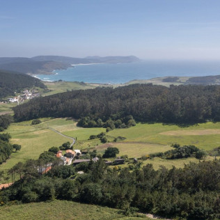Escapada con Jacuzzi Privado y Comida o Cena en Casa das Fiadeiras o A Casa de Anxo e Samu (Muxía, A Coruña)
