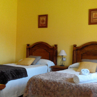 Escapada con Tabla de Embutidos Ibéricos en Hotel Rural Valle Agadón (Monsagro, Salamanca)