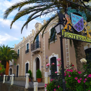 Escapada en Hotel Rural Soterraña y Visita a Bodegas Ruiz Torres, Cata de 3 Vinos y 2 Botellas de Vino para dos (Cáceres) 