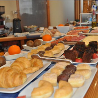 Escapada con Desayuno en Hotel Panadeiramar y Visita a Bodega Granbazán con Cata de Vinos (Pontevedra)