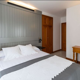 Escapada con Desayuno en Hotel Panadeiramar y Visita a Bodega Granbazán con Cata de Vinos (Pontevedra)
