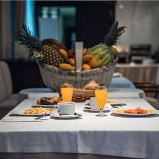 Escapada en Hotel Cándido 4* y Vuelo en Globo para dos con Cava, Almuerzo y Reportaje de Fotos y Vídeo (Segovia)