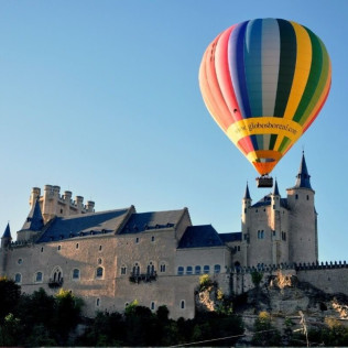 Escapada en Hotel Cándido 4* y Vuelo en Globo para dos con Cava, Almuerzo y Reportaje de Fotos y Vídeo (Segovia)