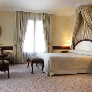 Escapada en Hotel Cándido 4* y Vuelo en Globo para dos con Cava, Almuerzo y Reportaje de Fotos y Vídeo (Segovia)