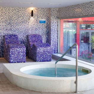 Escapada Romántica con Spa y Vuelo en Túnel del Viento (Barcelona)