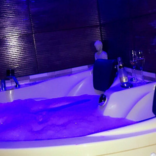 Ritual Lomi Aloha: Jacuzzi Privado y Masaje para dos en MiSpa Centro E.I.S. (Las Palmas de Gran Canaria)