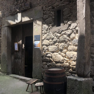 Visita a La Bodega Medieval y Degustación de Vinos con Aperitivo para dos (San Martín del Castañar, Salamanca)